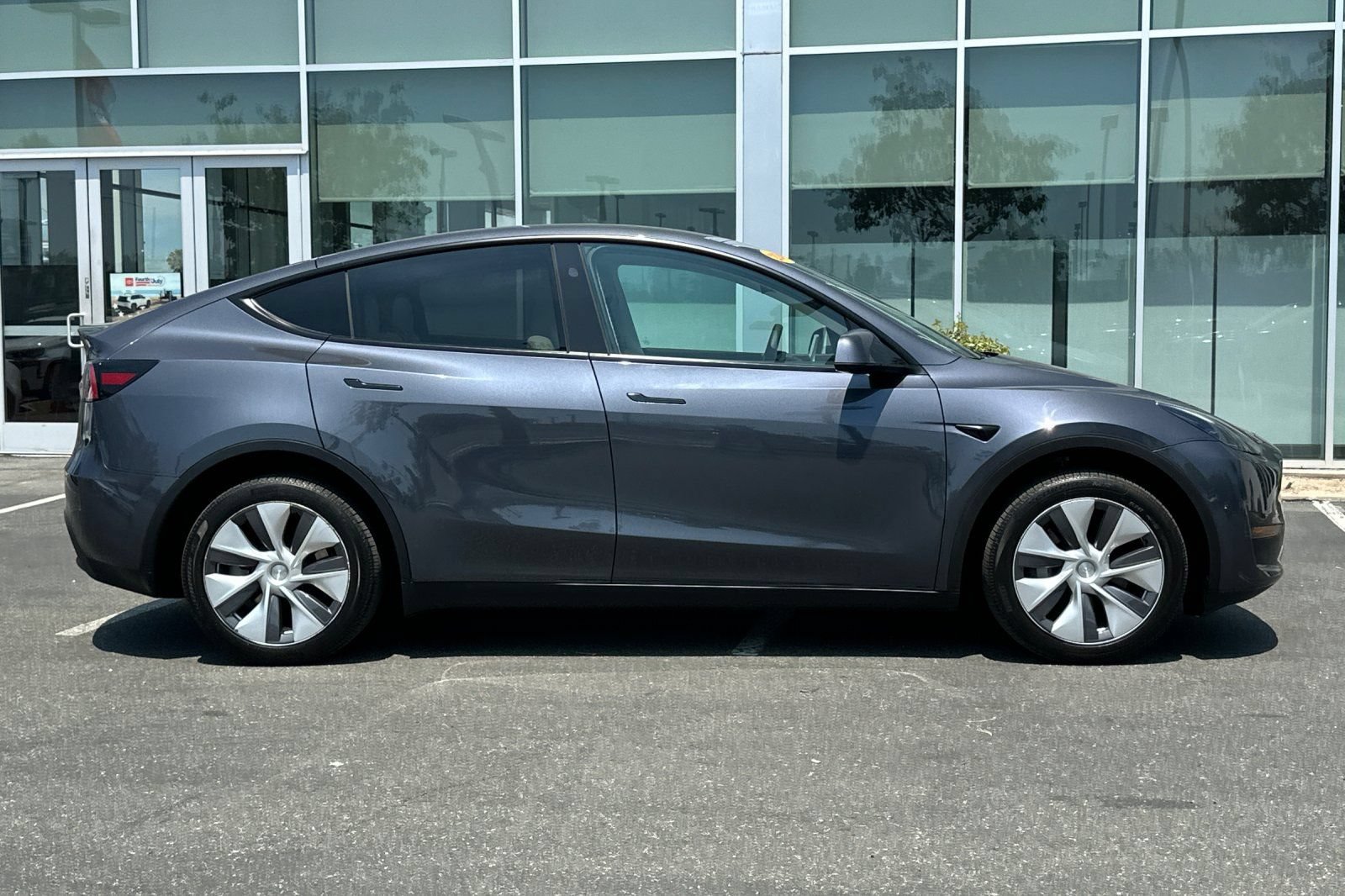 Used 2024 Tesla Model Y Long Range AWD/4WD image 3
