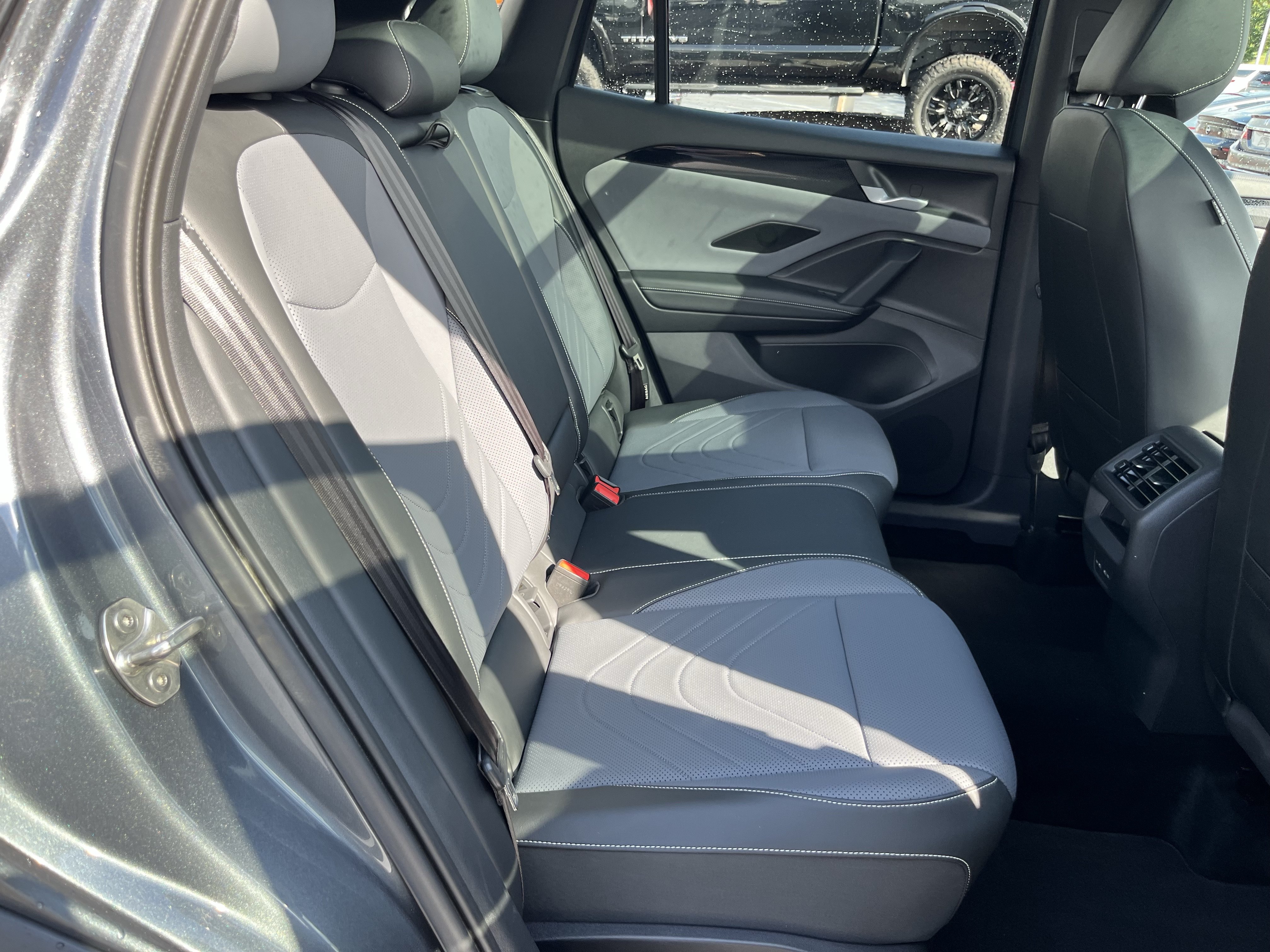 Used 2025 Volkswagen Tiguan SE R-Line AWD/4WD image 4