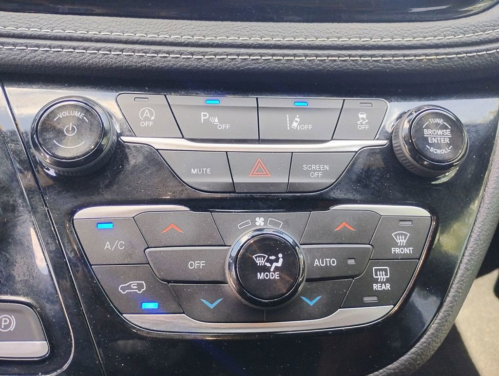 Used 2025 Chrysler Pacifica Select w/ Uconnect Theater Family Group AWD/4WD image 16