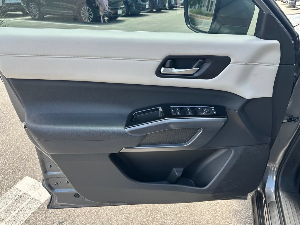 Used 2023 Nissan Pathfinder SL AWD/4WD image 18