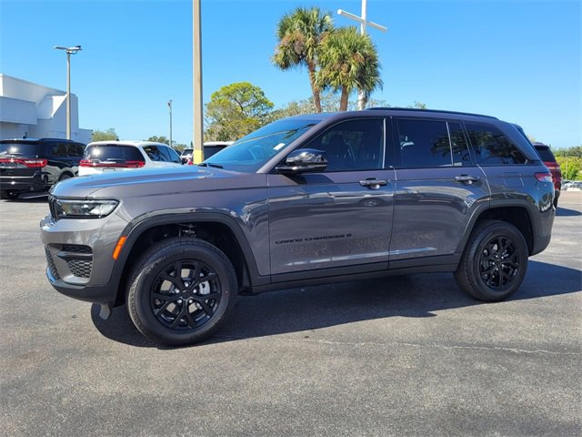 Used 2025 Jeep Grand Cherokee Altitude image 3
