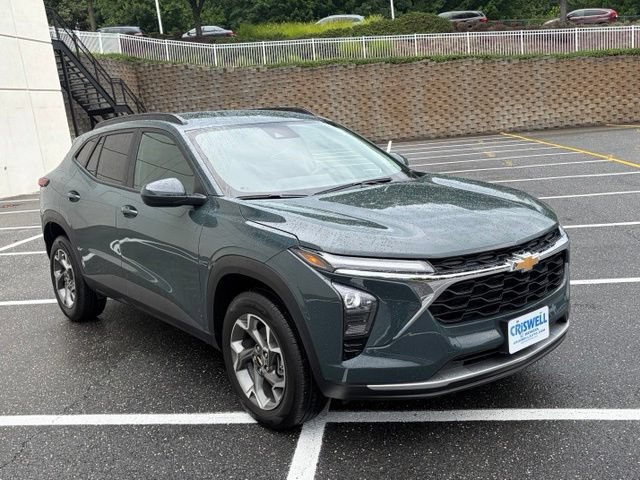 Used 2026 Chevrolet Trax LT w/ LT Convenience Package FWD image 2