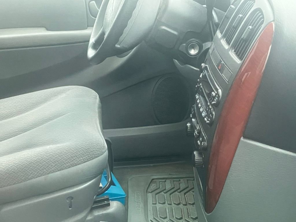 Used 2005 Chrysler Town & Country w/ Popular Equipment Group I FWD image 8