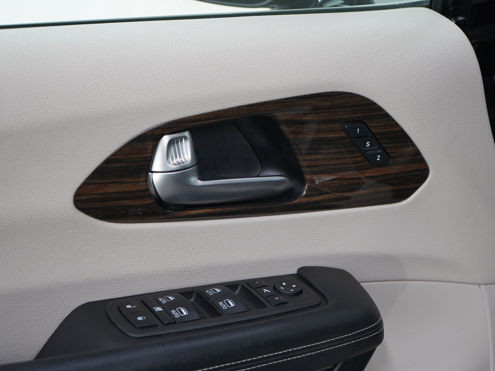 Used 2023 Chrysler Pacifica Limited FWD image 24