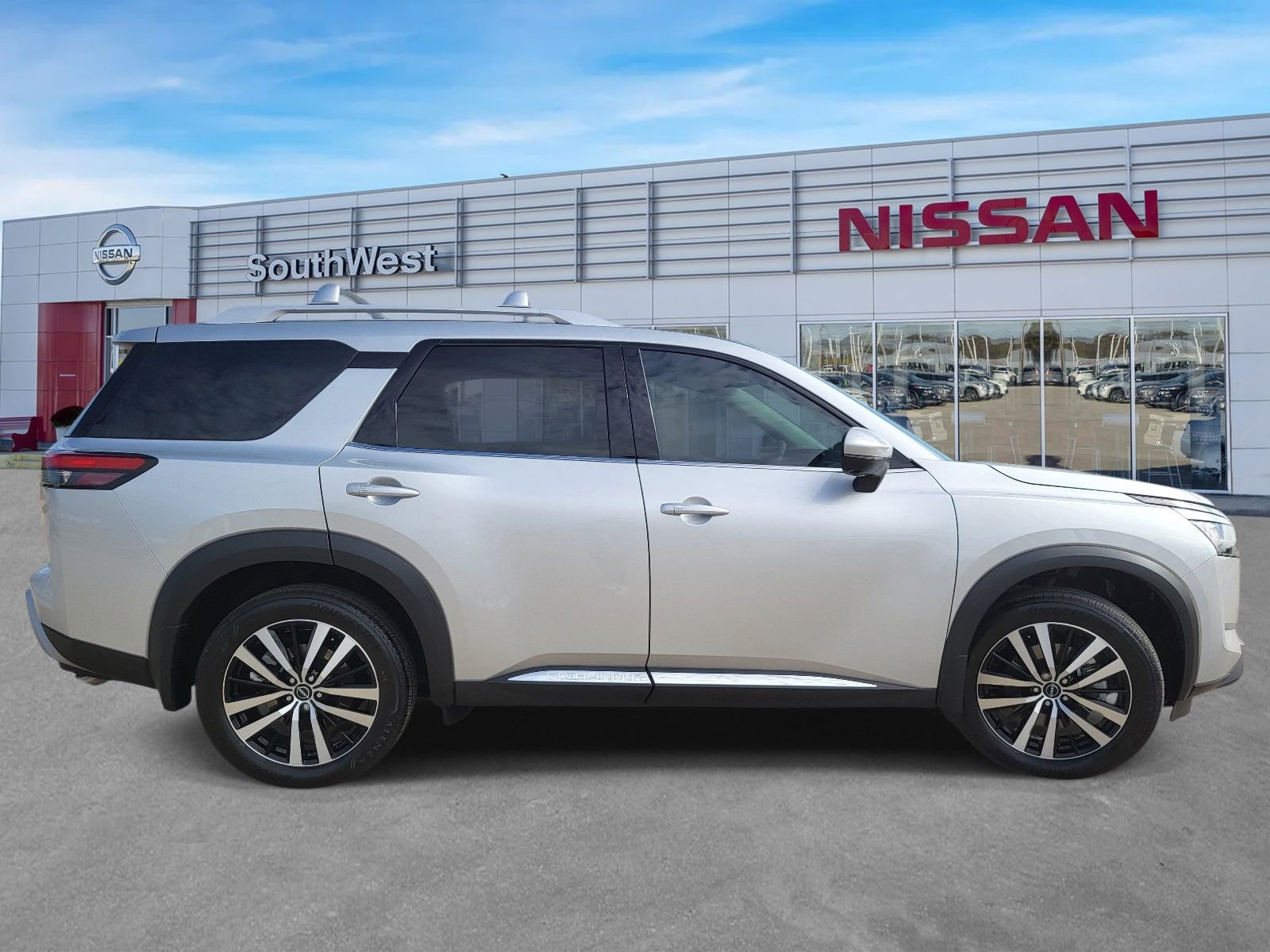 Certified 2025 Nissan Pathfinder Platinum w/ Cargo Package FWD image 5