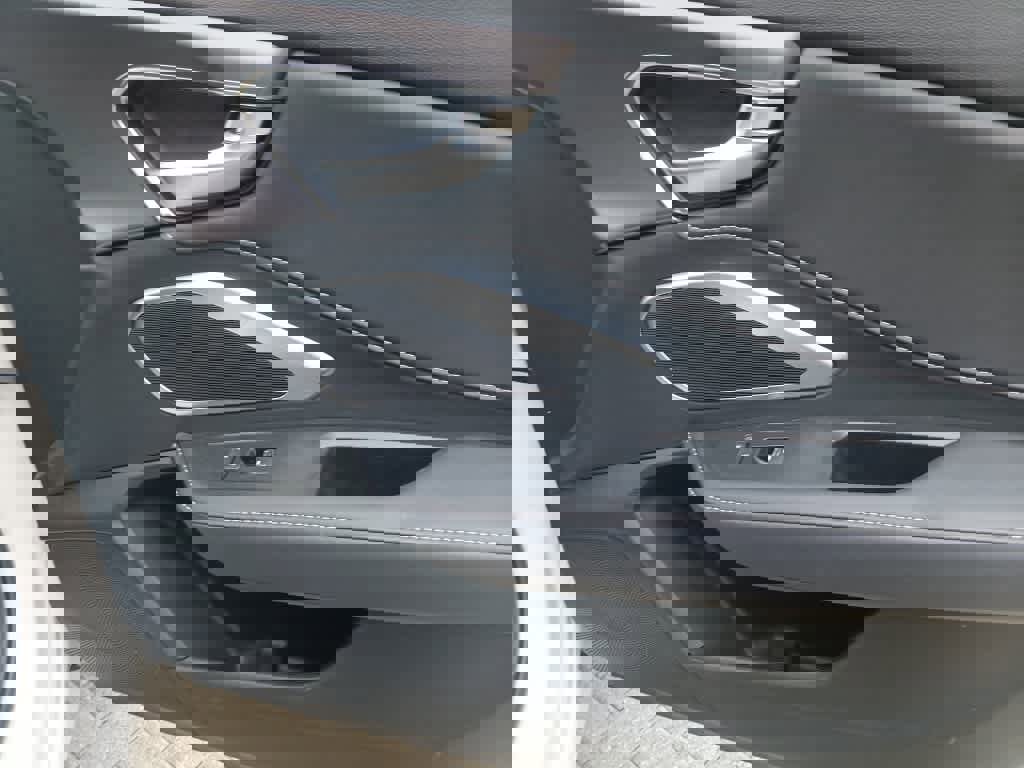 Used 2025 Acura RDX SH-AWD image 28