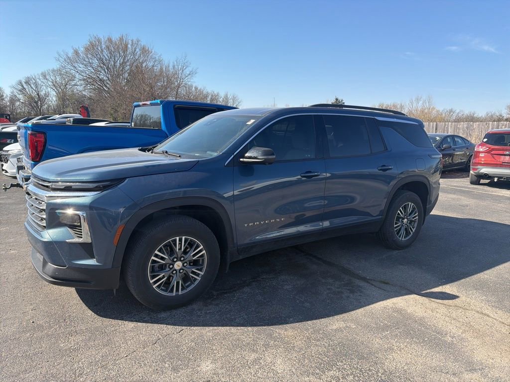 Used 2024 Chevrolet Traverse LT image 1