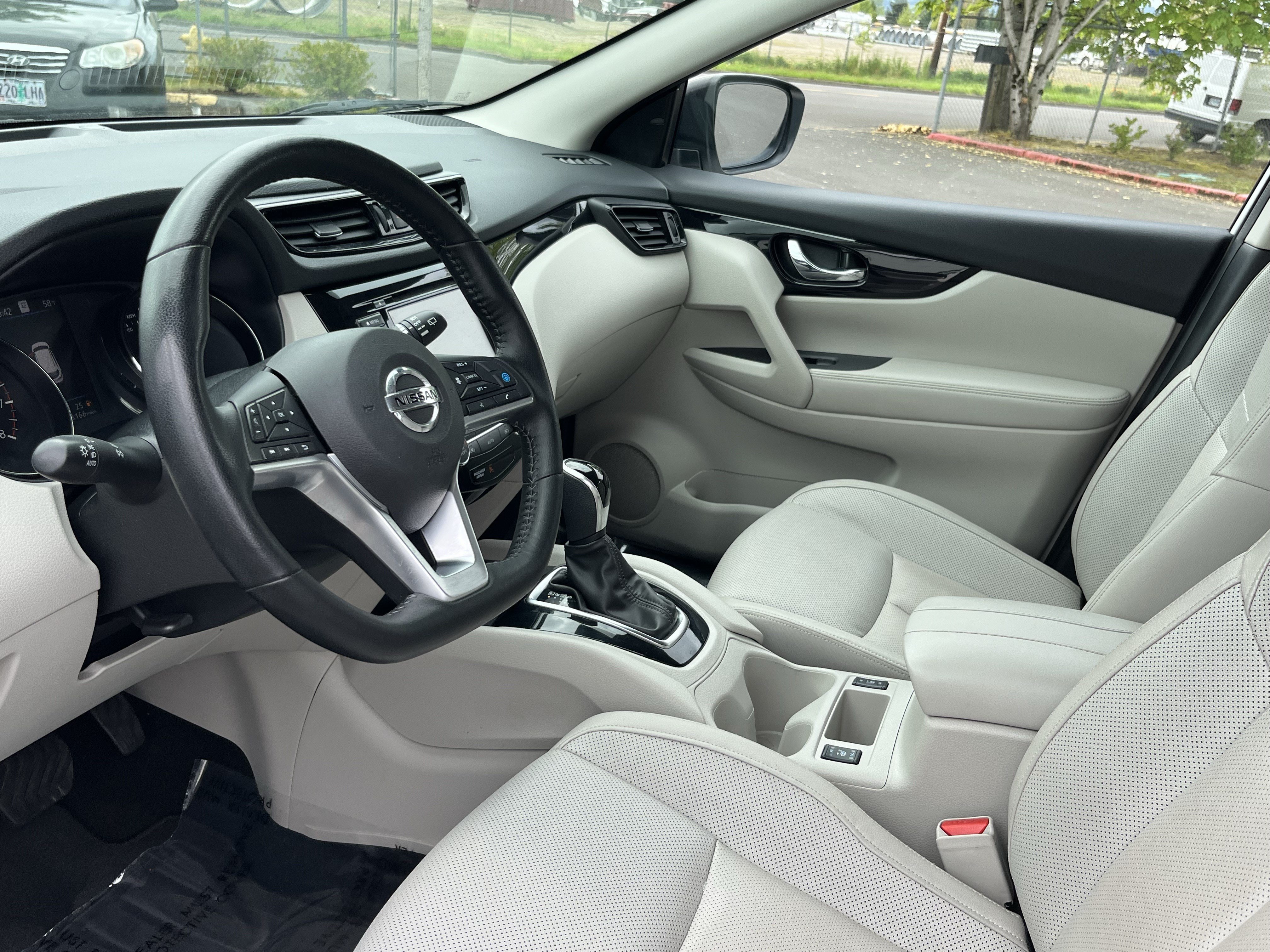 Used 2022 Nissan Rogue Sport SL AWD/4WD image 9