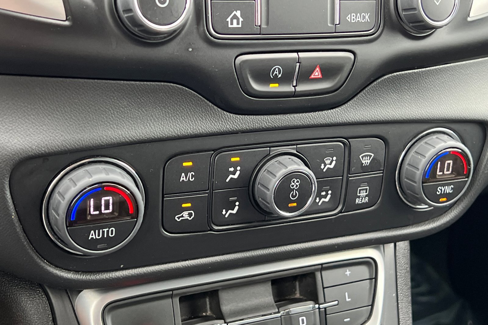 Used 2023 GMC Terrain SLT image 17