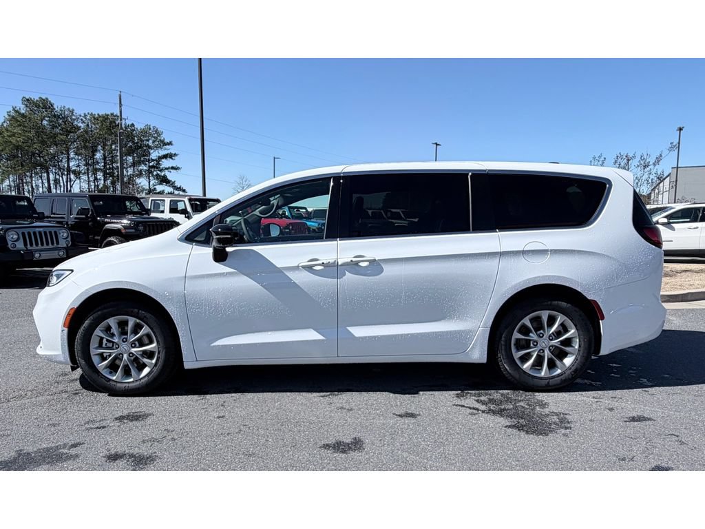 New 2026 Chrysler Pacifica Limited w/ Trailer Tow Group FWD image 5