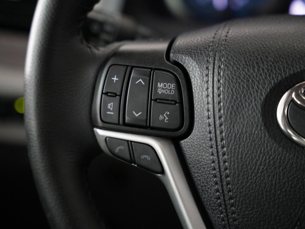 Used 2020 Toyota Sienna XLE w/ XLE Navigation Package FWD image 12