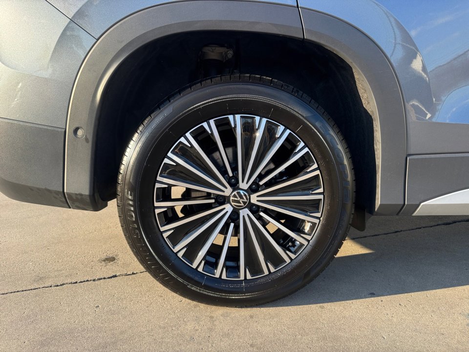 Used 2025 Volkswagen Tiguan S w/ 18" Wheel Package image 27