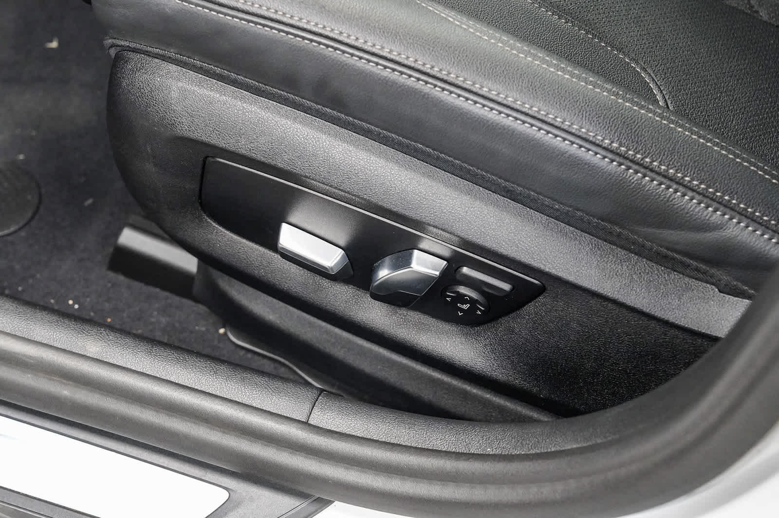 Used 2023 BMW 530e w/ Convenience Package RWD image 23