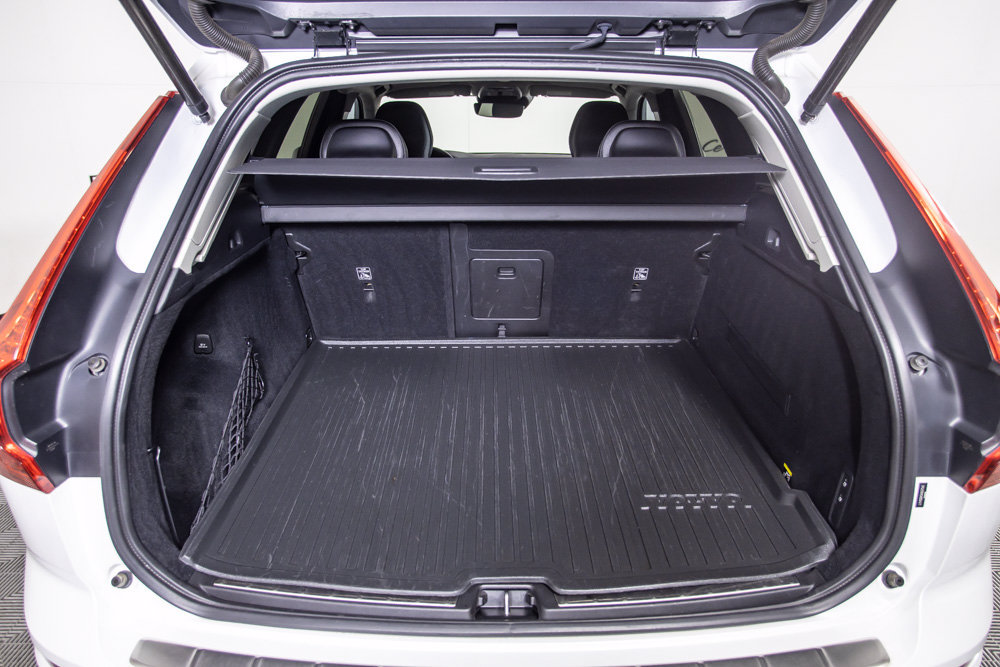 Used 2019 Volvo XC60 T5 Momentum w/ Premium Package FWD image 8