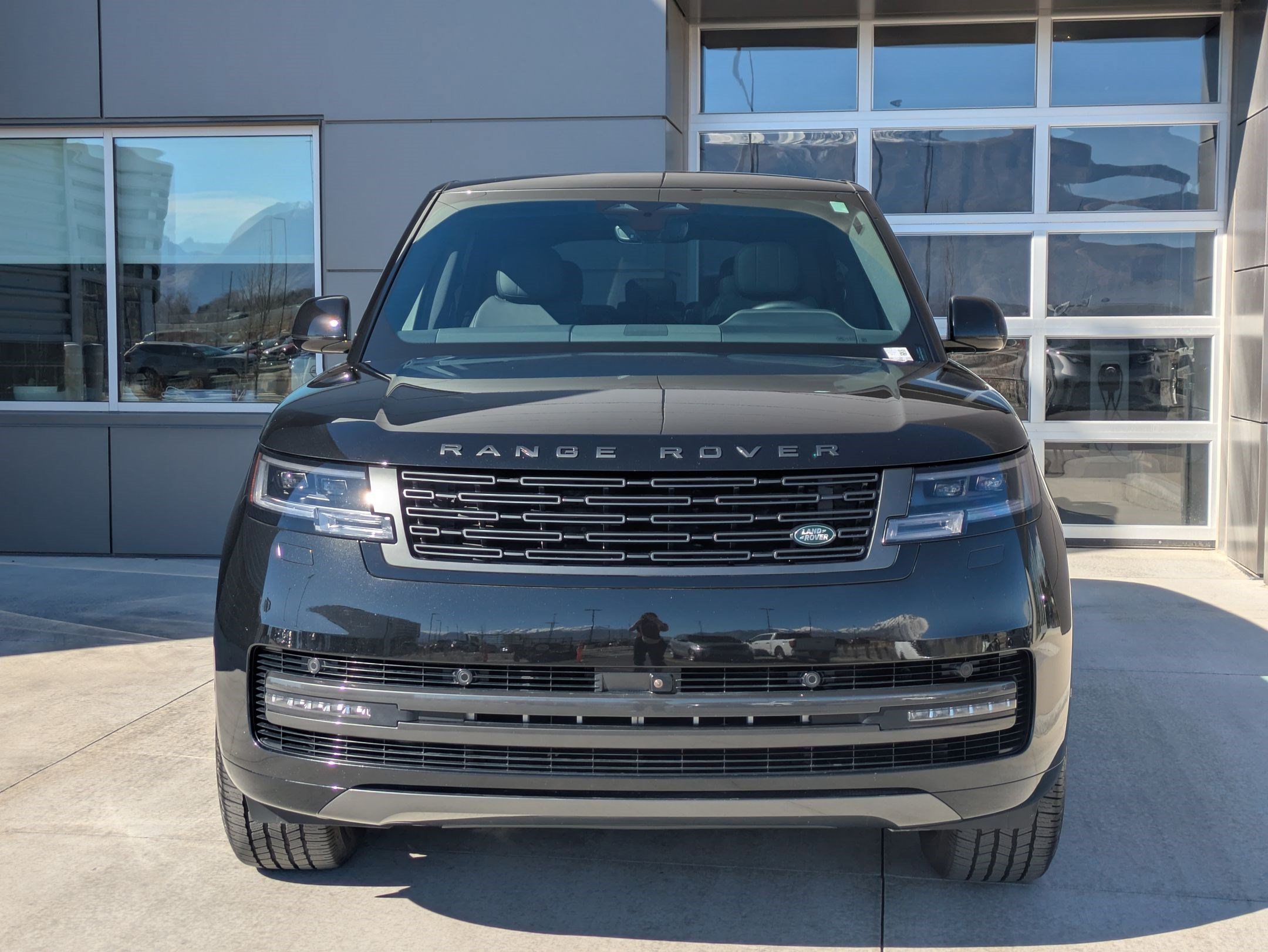 Certified 2024 Land Rover Range Rover SE AWD/4WD image 2