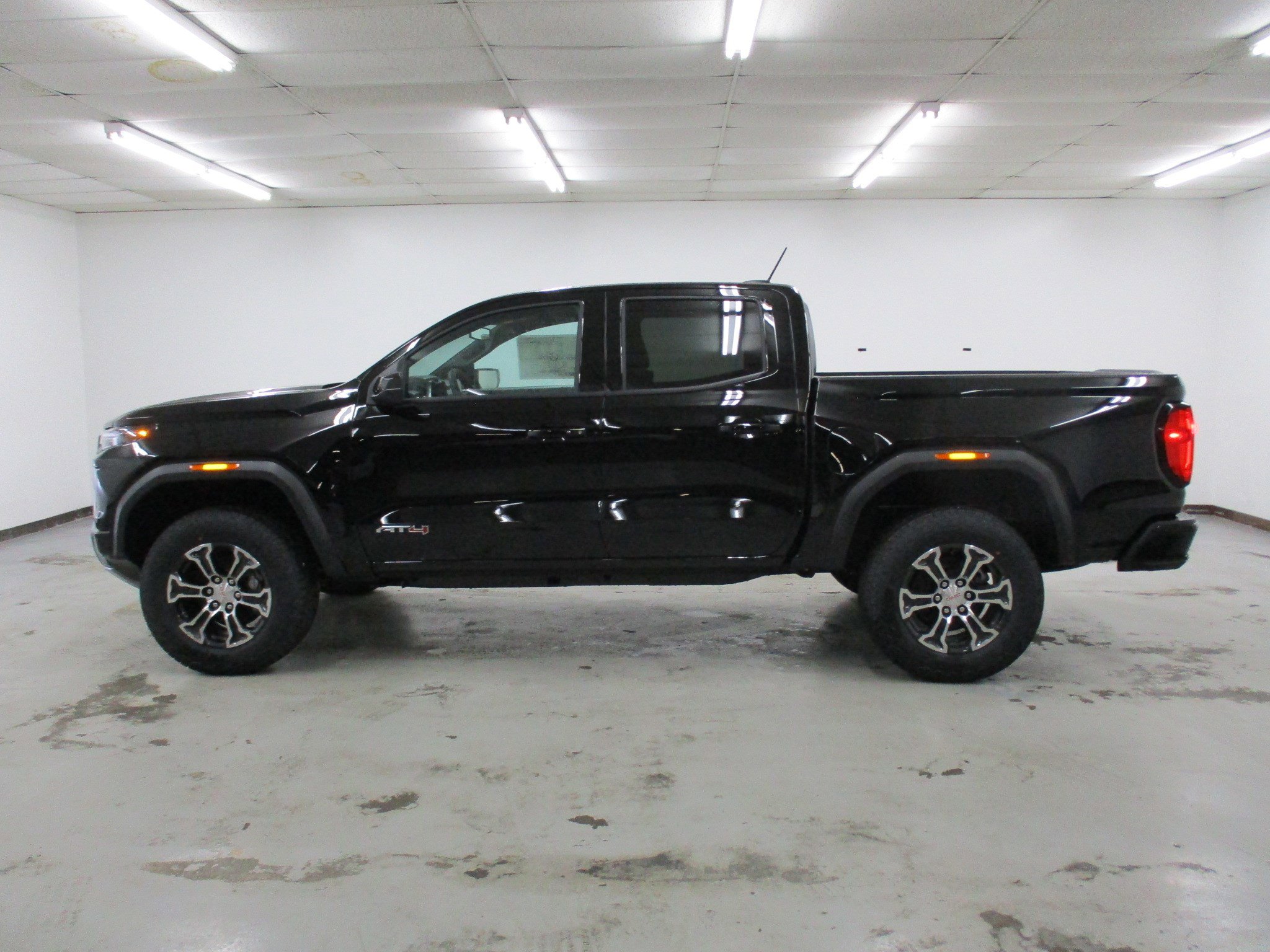 New 2025 GMC Canyon AT4 w/ AT4 Premium Package image 2