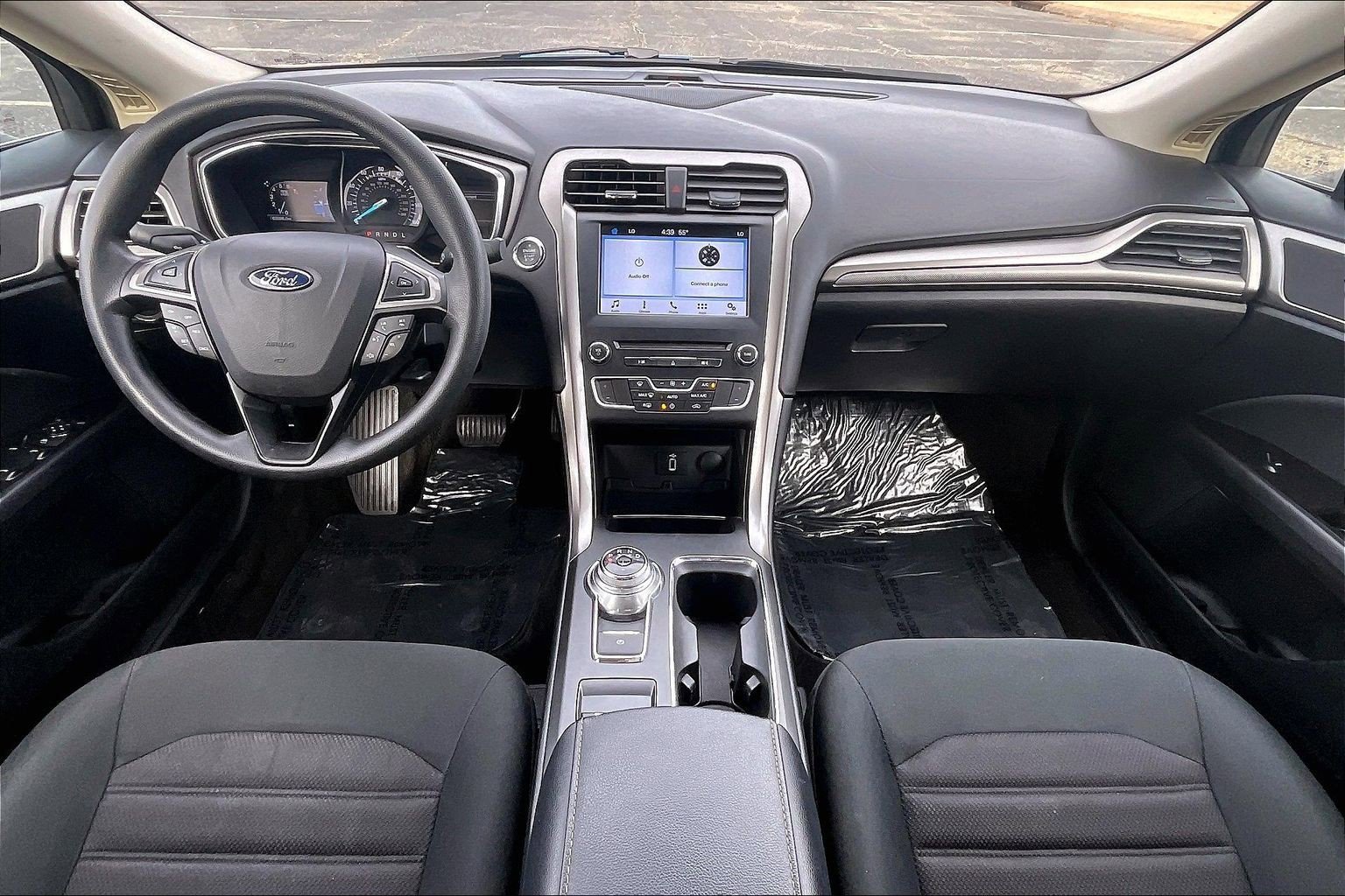 Used 2017 Ford Fusion SE w/ Fusion SE Technology Package image 12