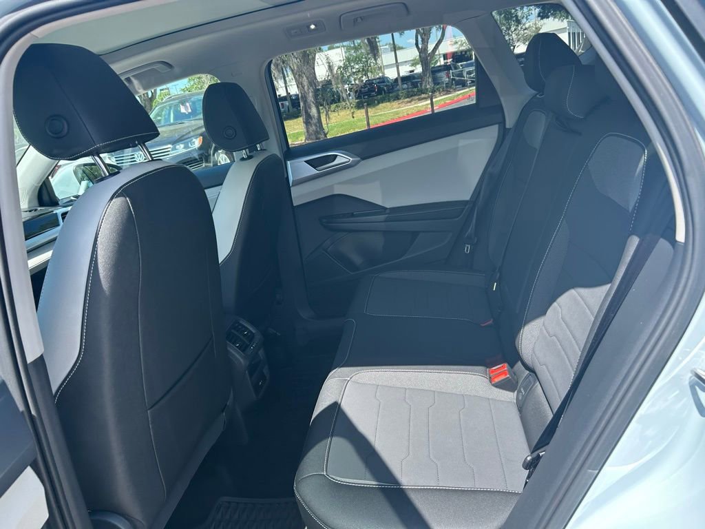 Certified 2025 Volkswagen Taos SE w/ Panoramic Sunroof Package FWD image 43