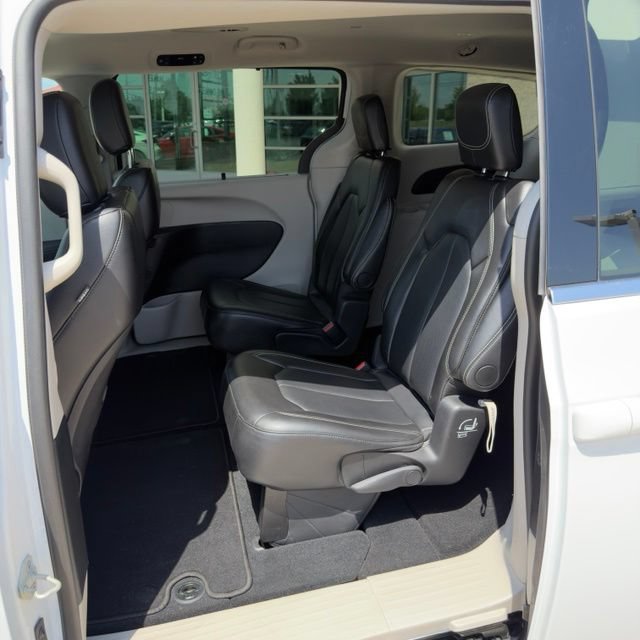Used 2024 Chrysler Pacifica Touring-L FWD image 11