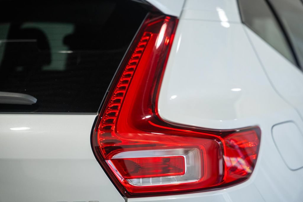 Used 2023 Volvo XC40 B5 Plus w/ Driver Assist Package AWD/4WD image 6