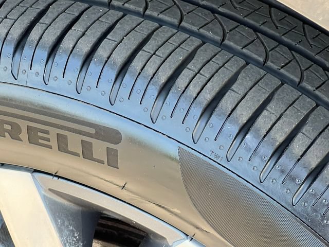 Used 2025 Chrysler Pacifica Pinnacle w/ Trailer Tow Group AWD/4WD image 12