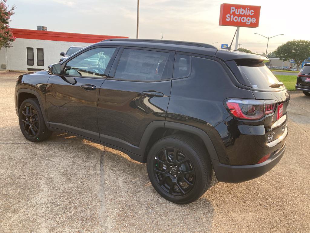 New 2025 Jeep Compass Latitude w/ Sun & Sound Group AWD/4WD image 3