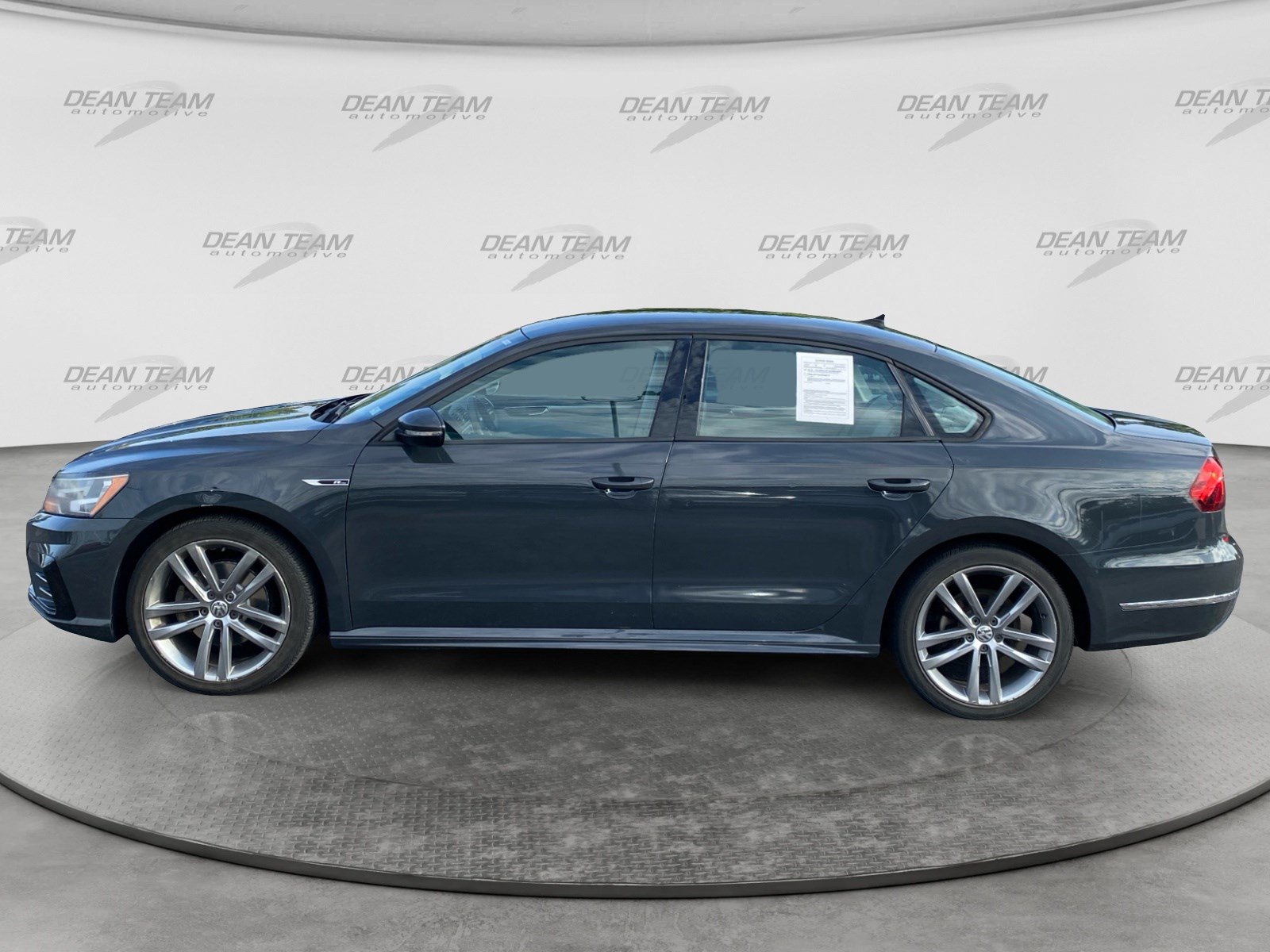 Used 2018 Volkswagen Passat 2.0T R-Line FWD image 4