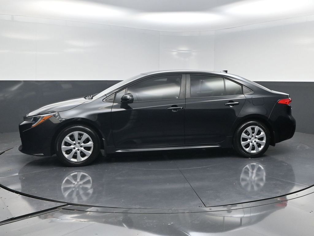 Used 2022 Toyota Corolla LE image 3