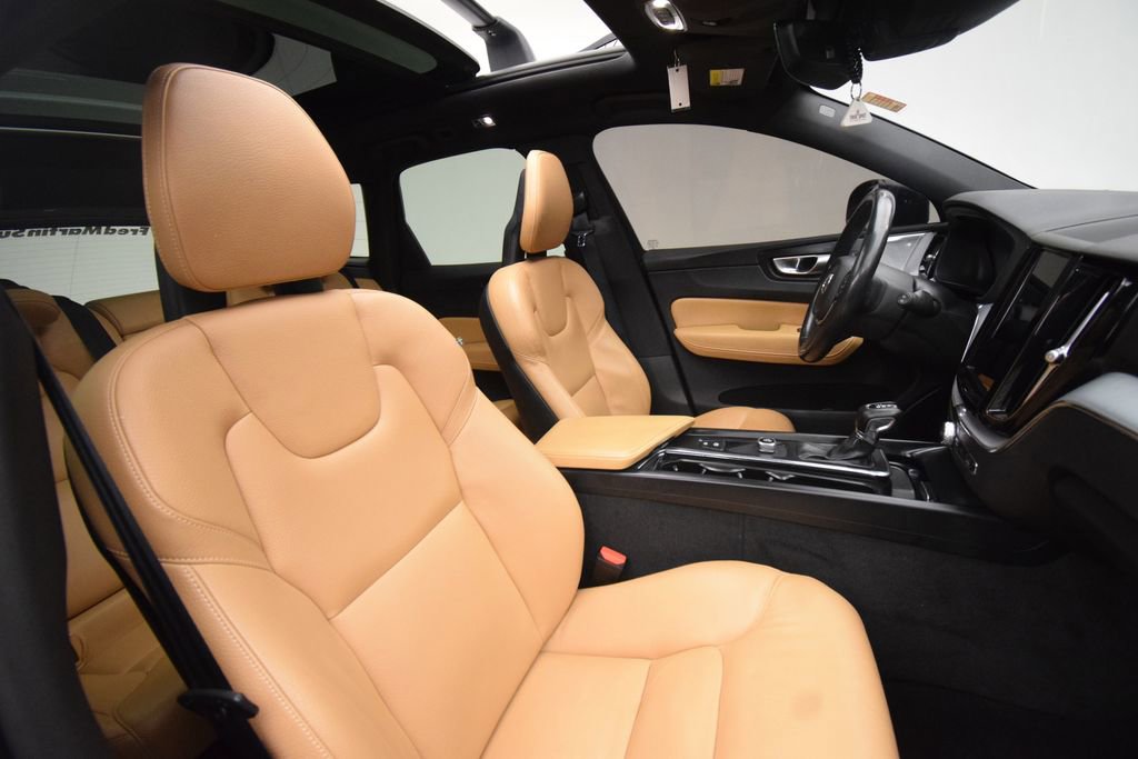 Used 2018 Volvo XC60 T5 Momentum w/ Vision Package AWD/4WD image 18