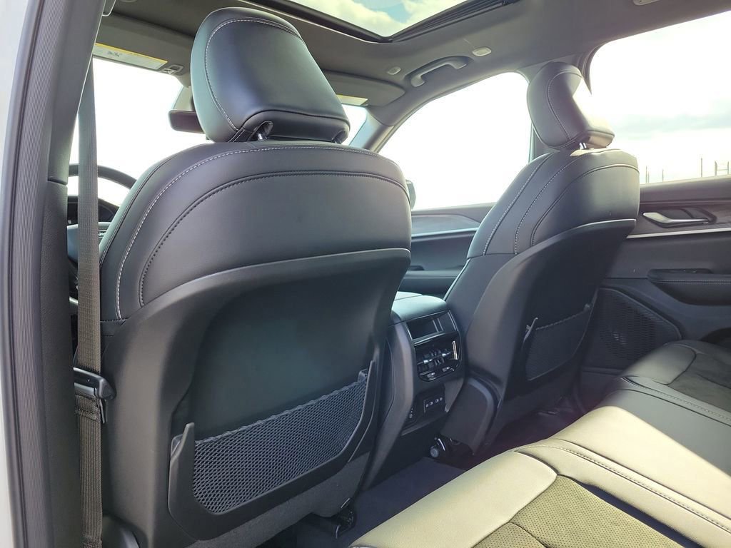 New 2026 Jeep Grand Cherokee Altitude image 14