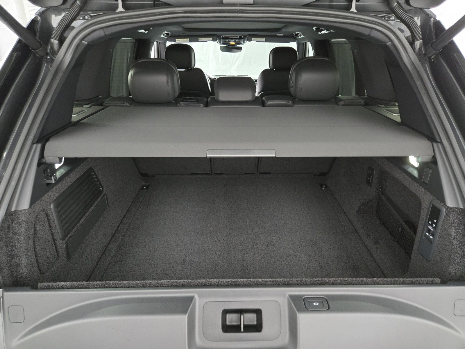 New 2025 Land Rover Range Rover SE image 13