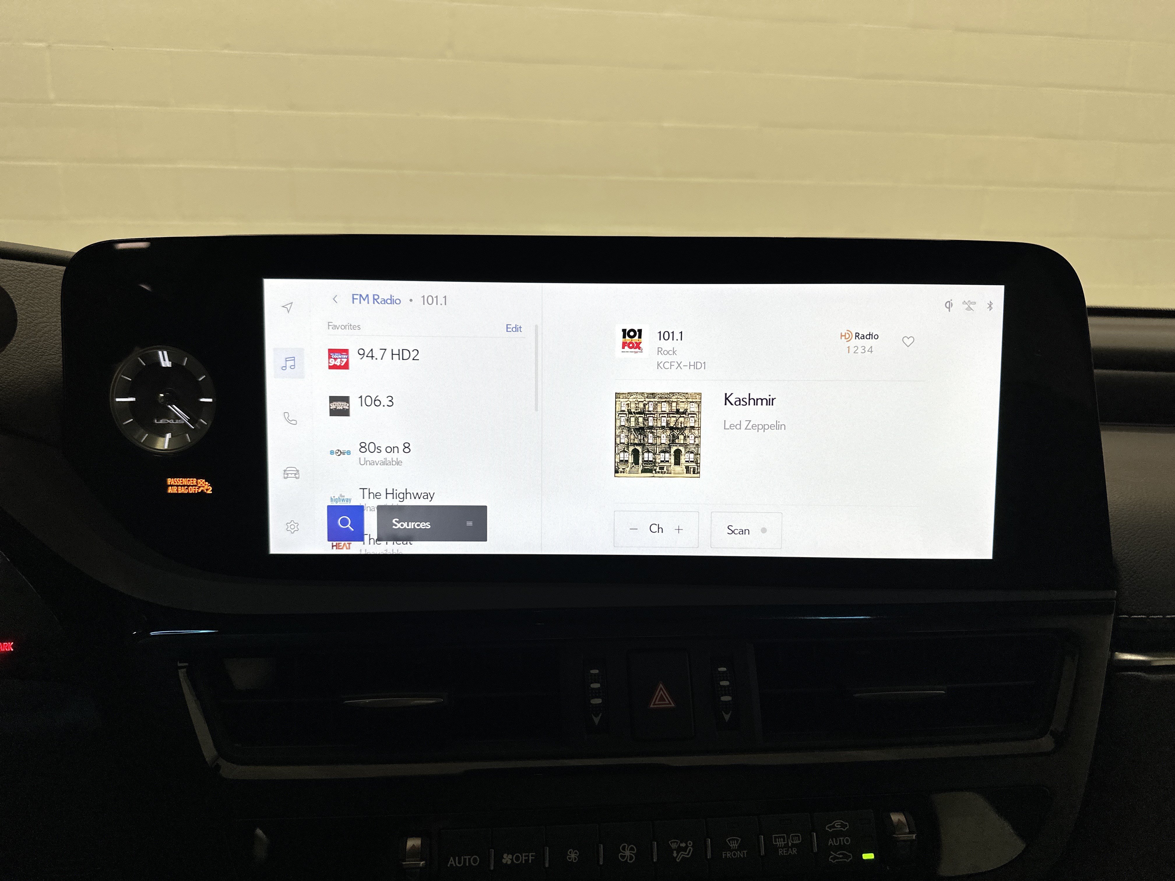 Certified 2025 Lexus ES 300h w/ Technology Package FWD image 23