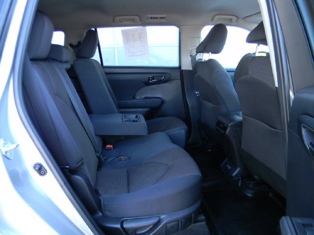 Used 2022 Toyota Highlander LE AWD/4WD image 24