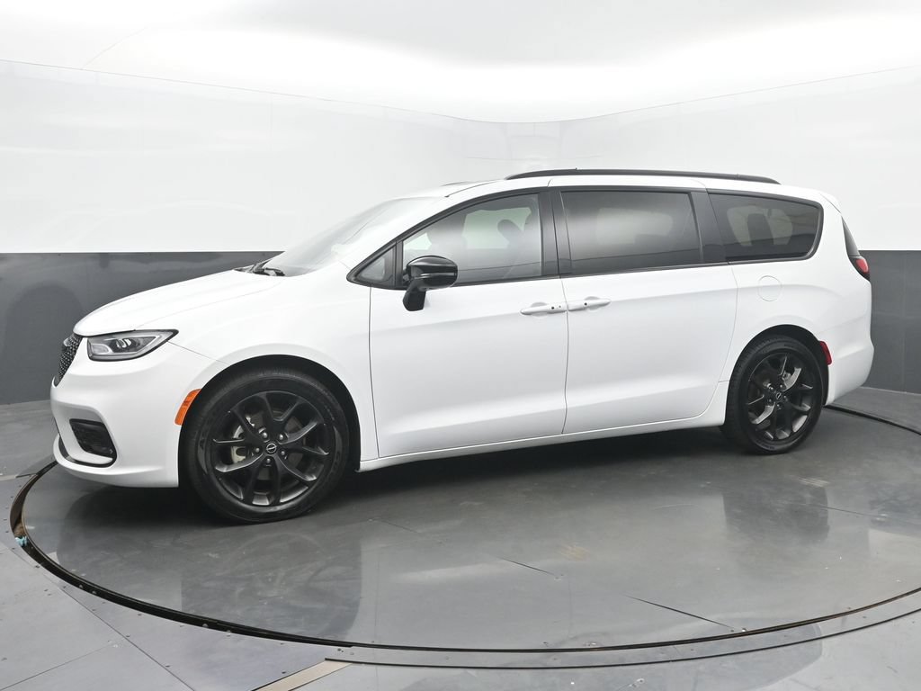 Used 2025 Chrysler Pacifica Limited FWD image 2