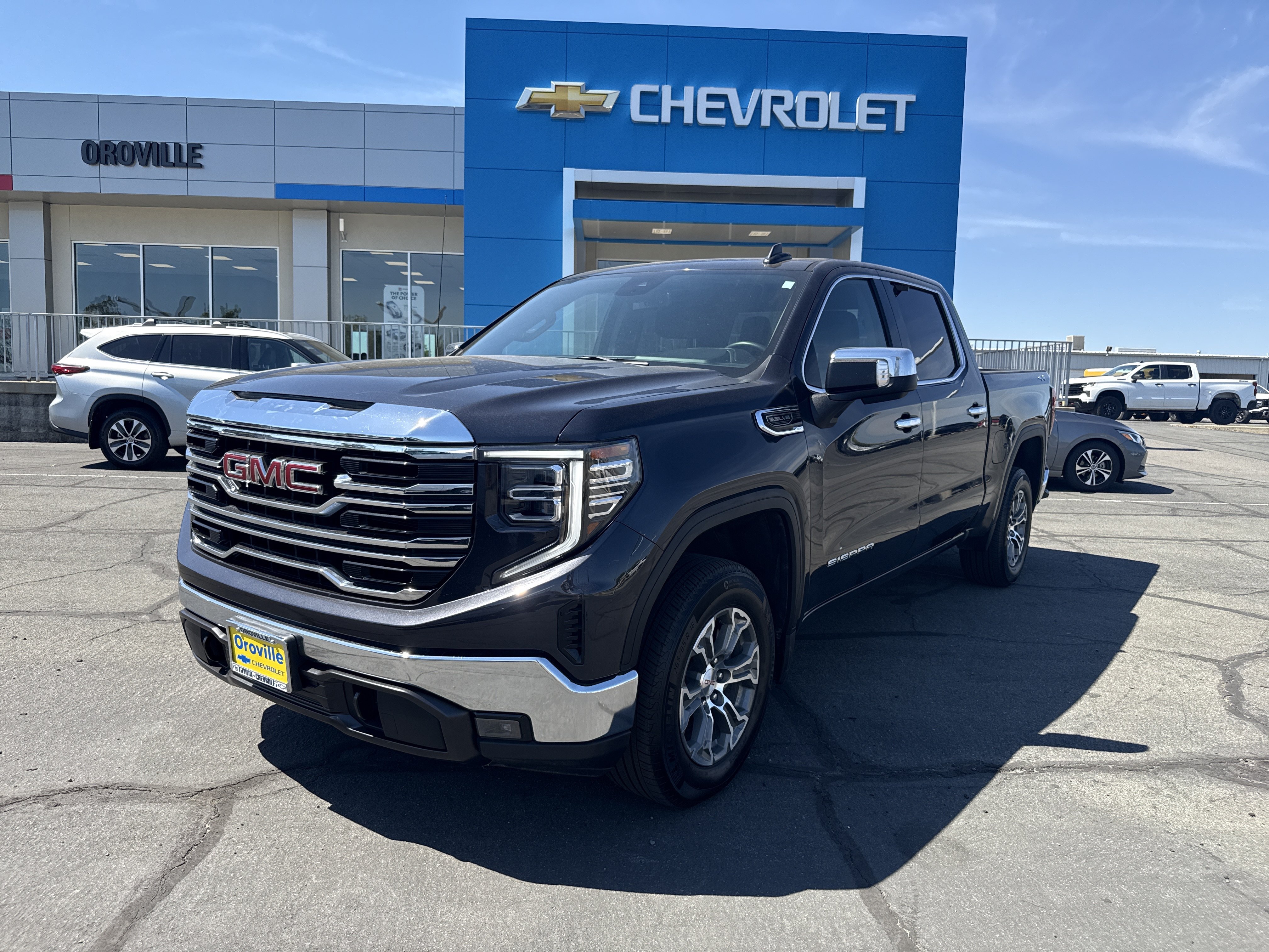 Used 2025 GMC Sierra 1500 SLT AWD/4WD image 1