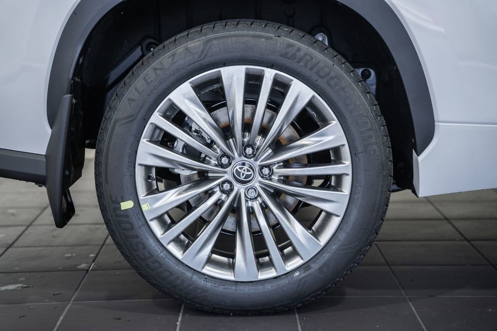 New 2026 Toyota Highlander Platinum image 19