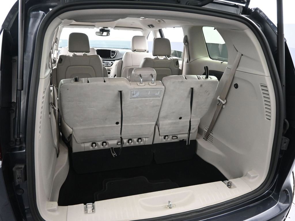 Used 2021 Chrysler Pacifica Touring-L image 27