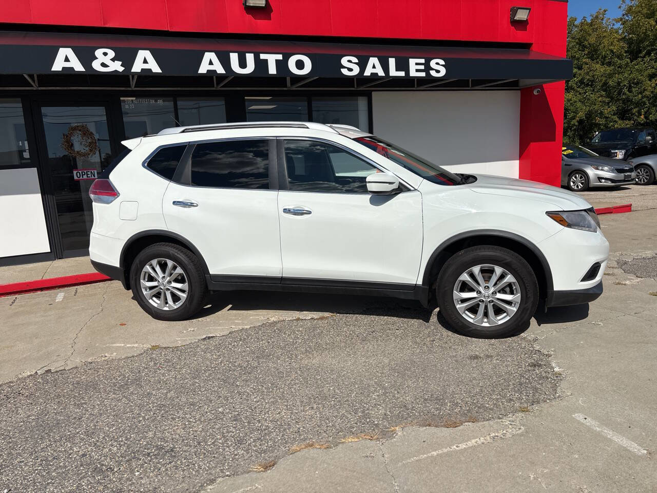Used 2018 Nissan Rogue SV image 2