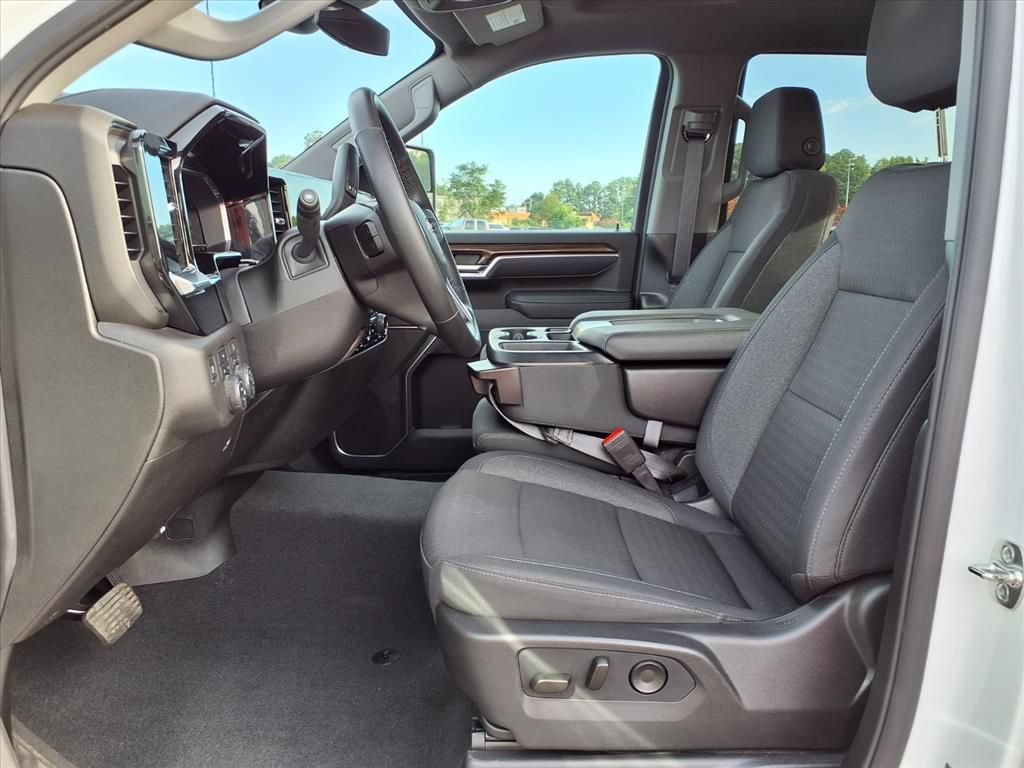 Used 2025 Chevrolet Silverado 2500 LT w/ Convenience Package AWD/4WD image 3