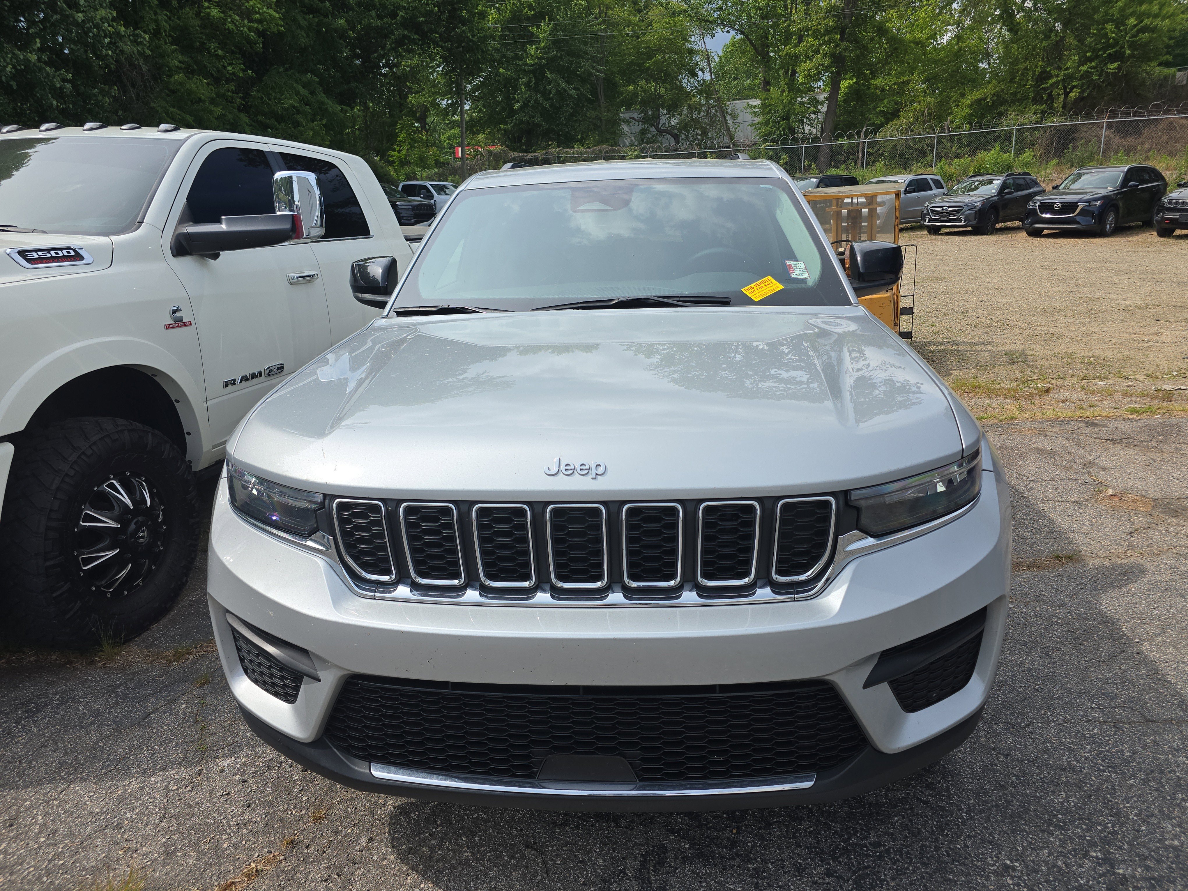 Used 2023 Jeep Grand Cherokee Laredo AWD/4WD image 2