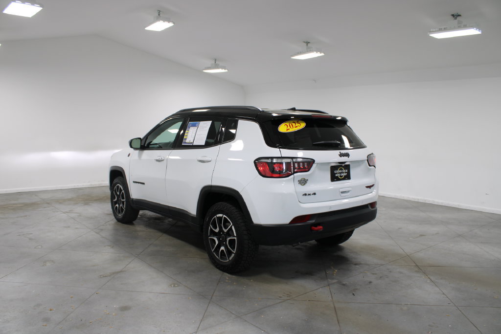Used 2025 Jeep Compass Trailhawk AWD/4WD image 7