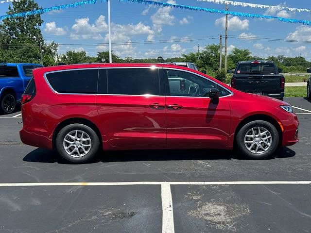 New 2025 Chrysler Pacifica Select image 2