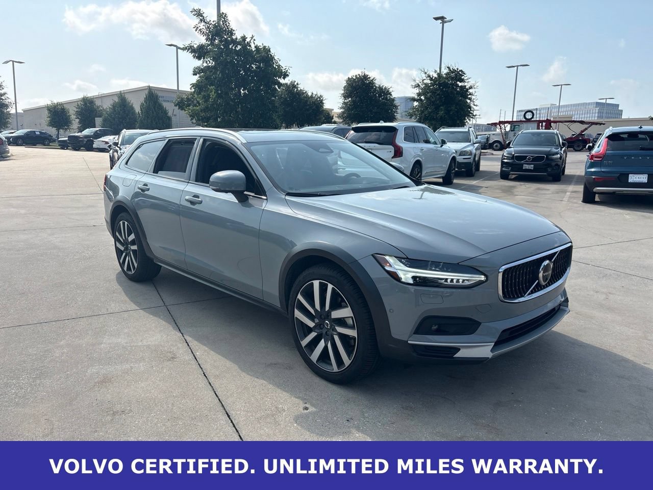 Certified 2025 Volvo V90 B6 Cross Country Ultra AWD/4WD image 3