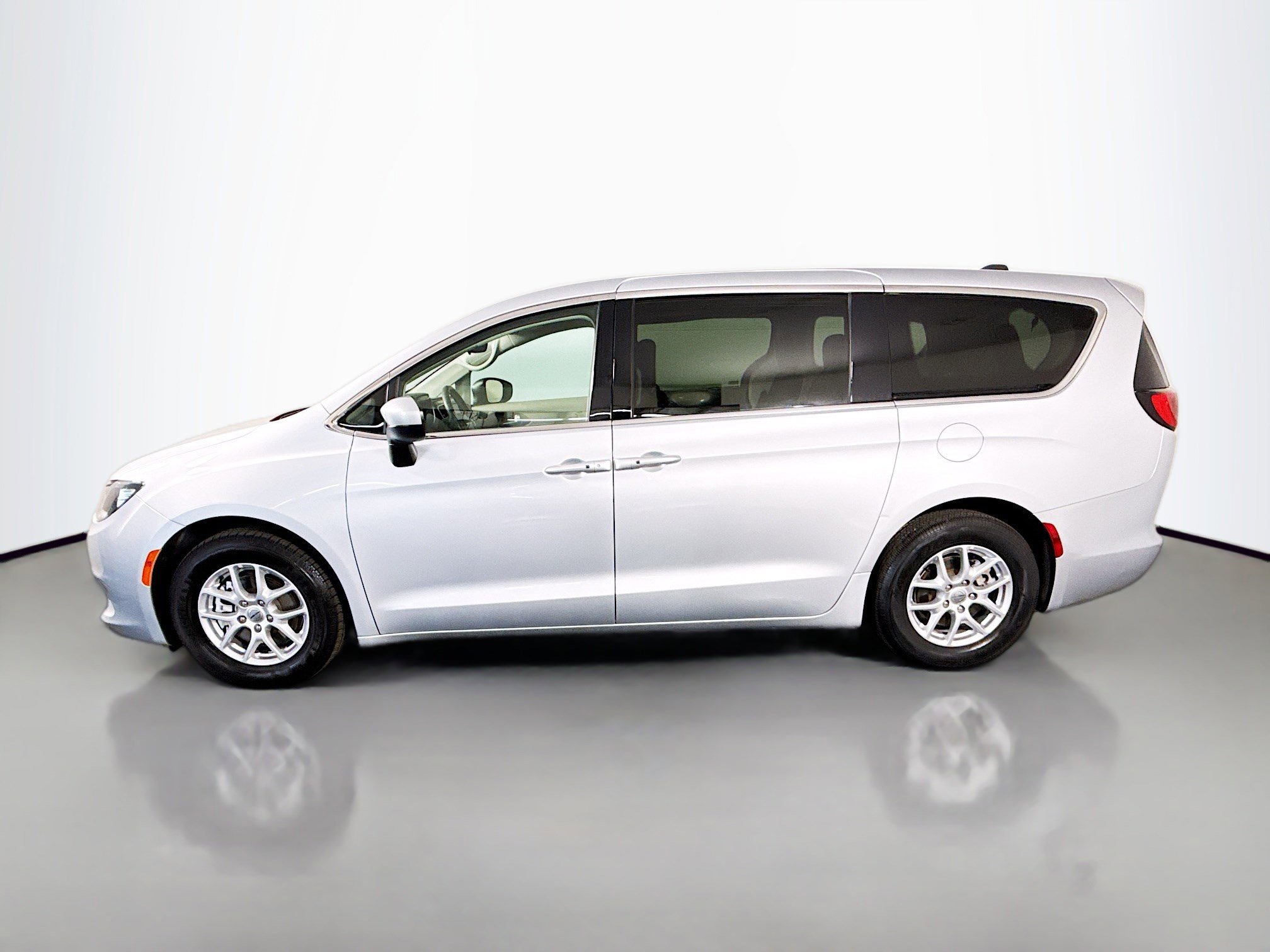 Used 2023 Chrysler Voyager LX FWD image 6