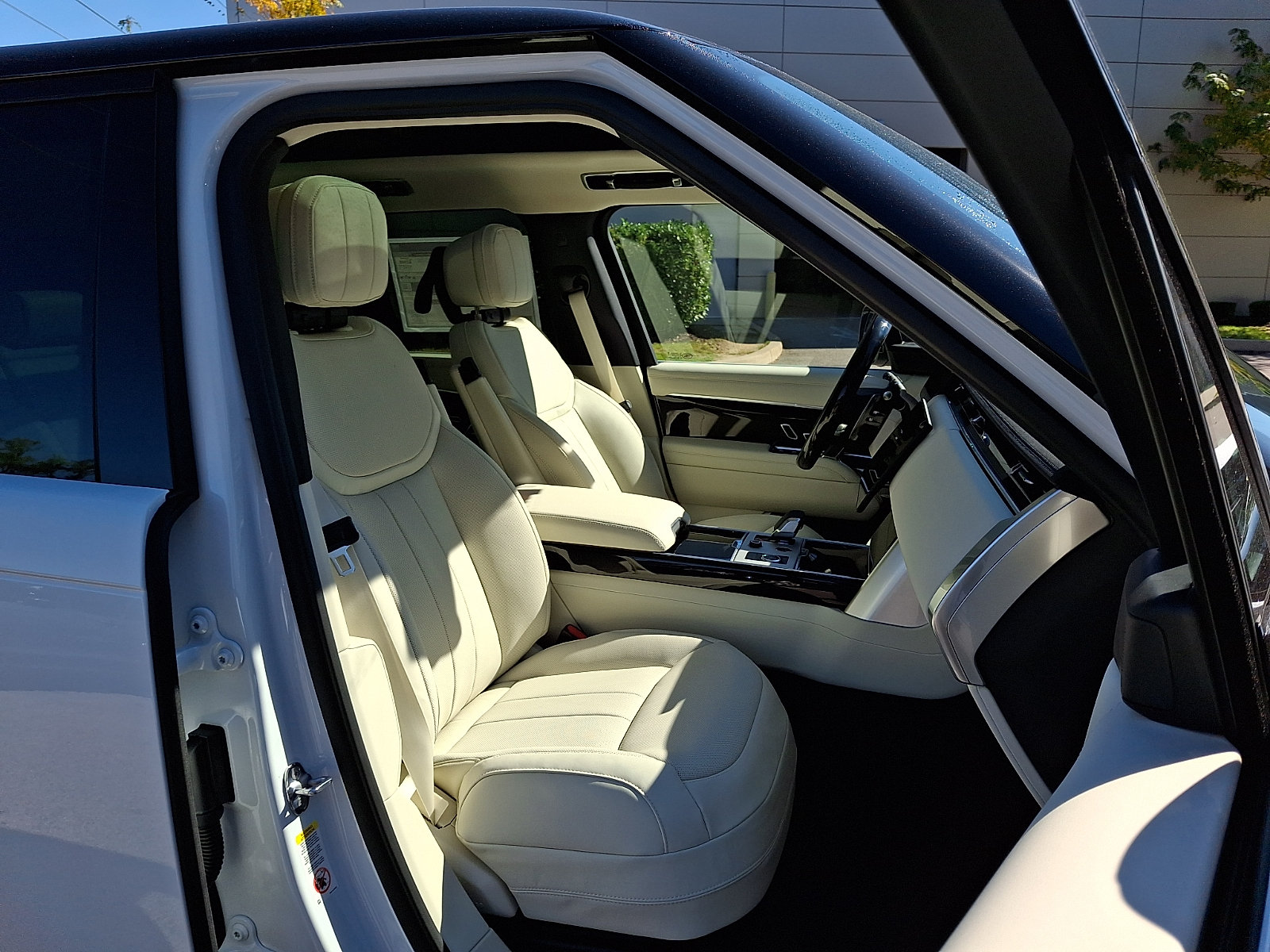 New 2027 Land Rover Range Rover SE AWD/4WD image 3