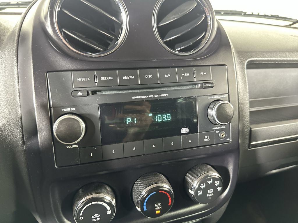 Used 2014 Jeep Patriot Latitude AWD/4WD image 15
