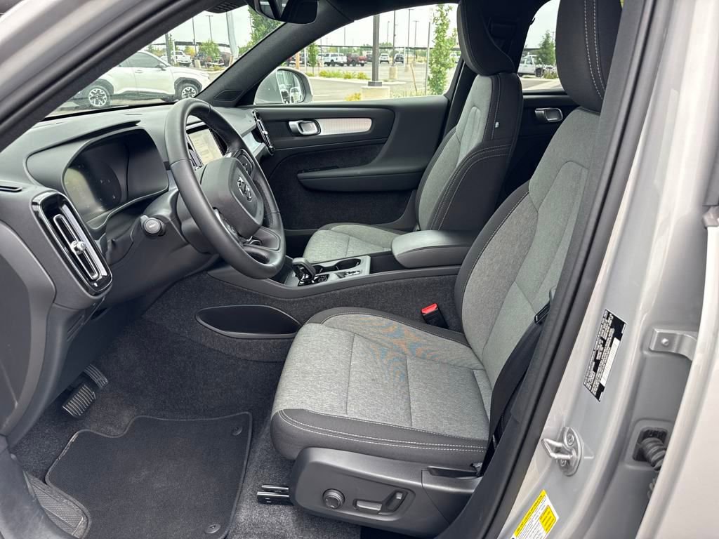 Used 2025 Volvo XC40 B5 Core image 30