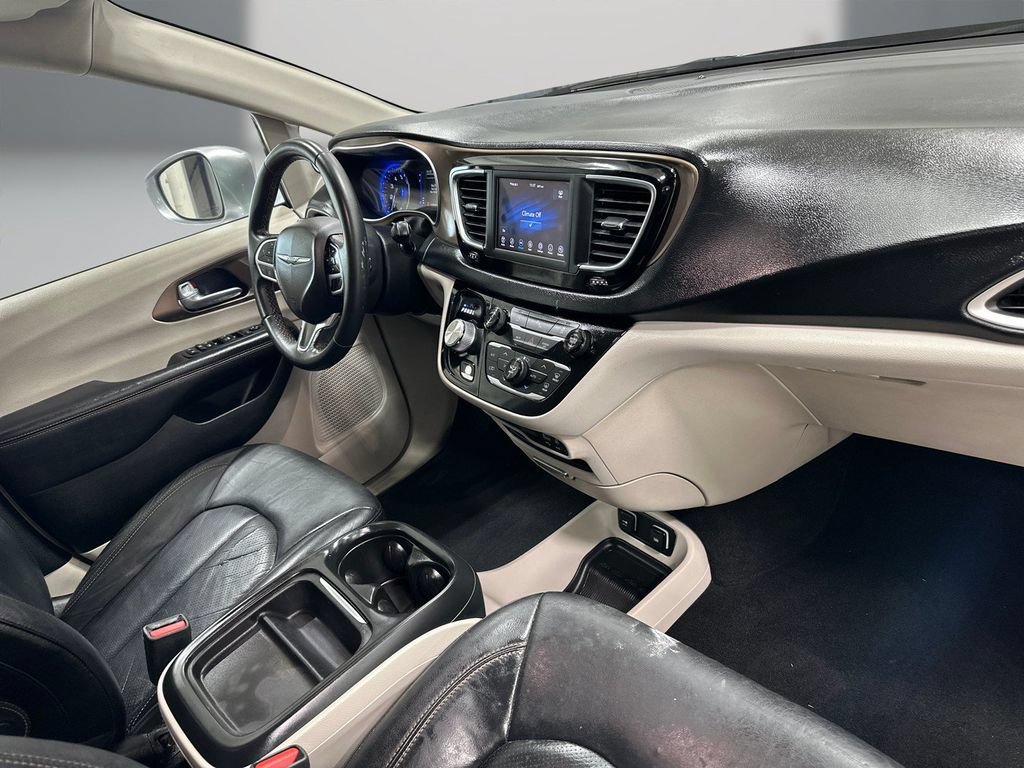 Used 2018 Chrysler Pacifica Touring-L FWD image 16
