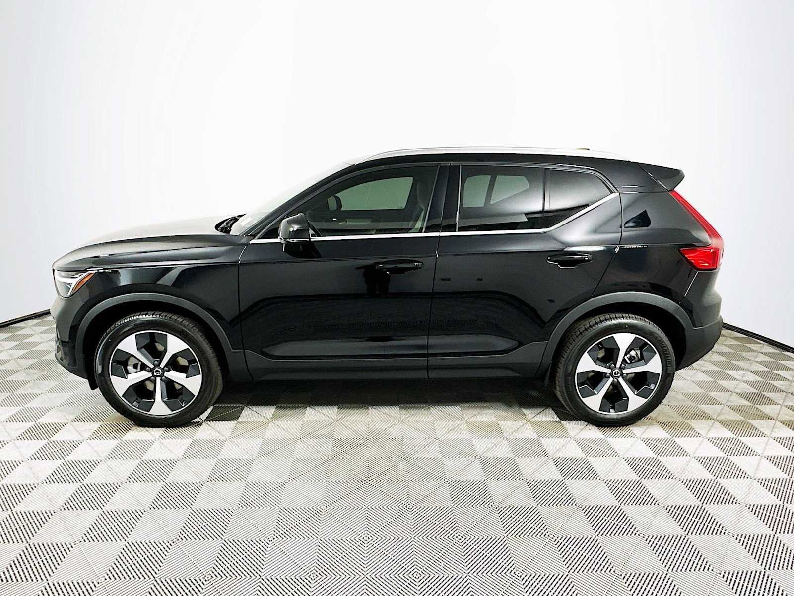 Certified 2025 Volvo XC40 B5 Plus w/ Protection Package Premier image 4