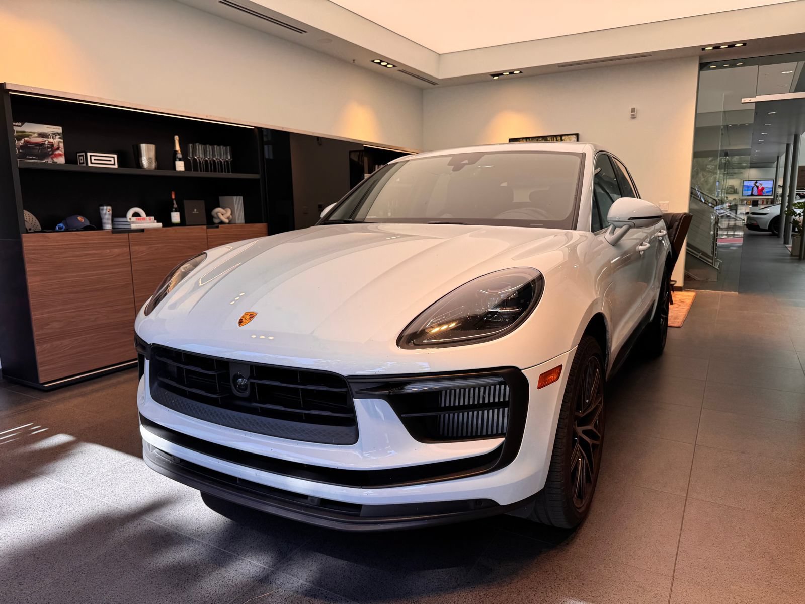 Certified 2023 Porsche Macan S AWD/4WD image 1